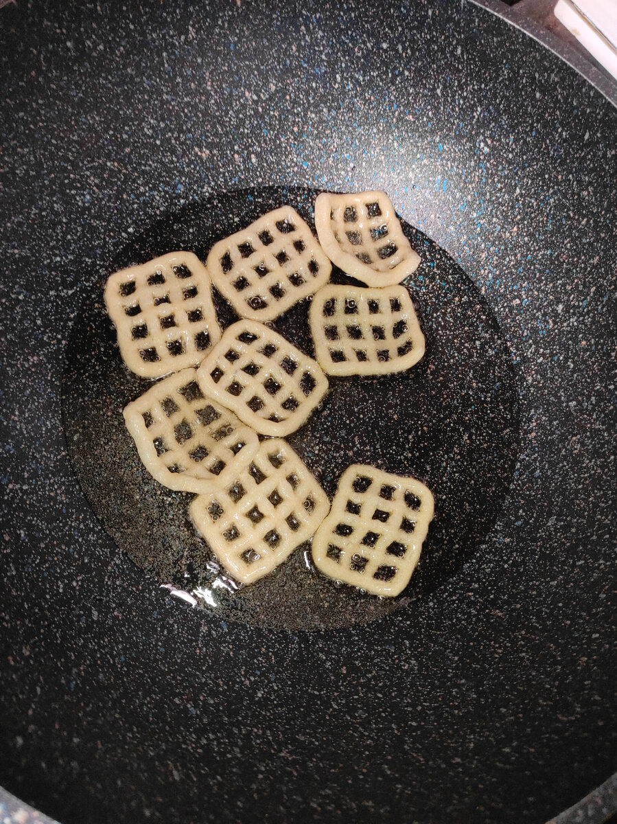 В кипящее масло