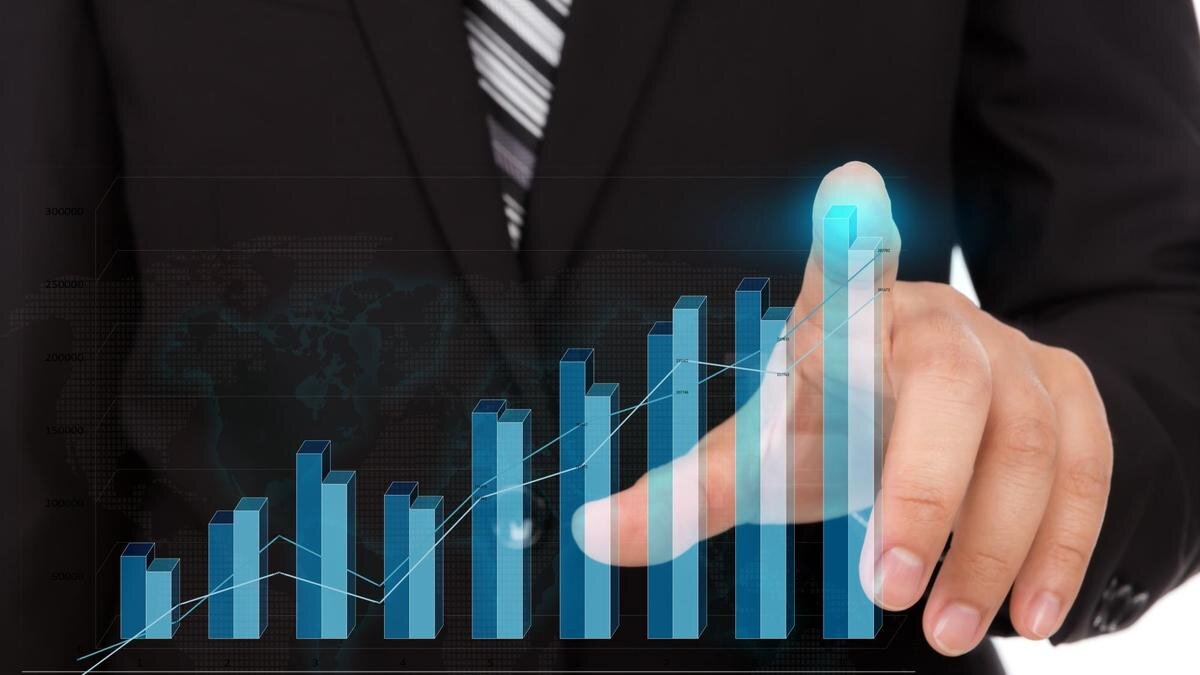    Мужчина указывает пальцем на график:Freepik/jannoon028