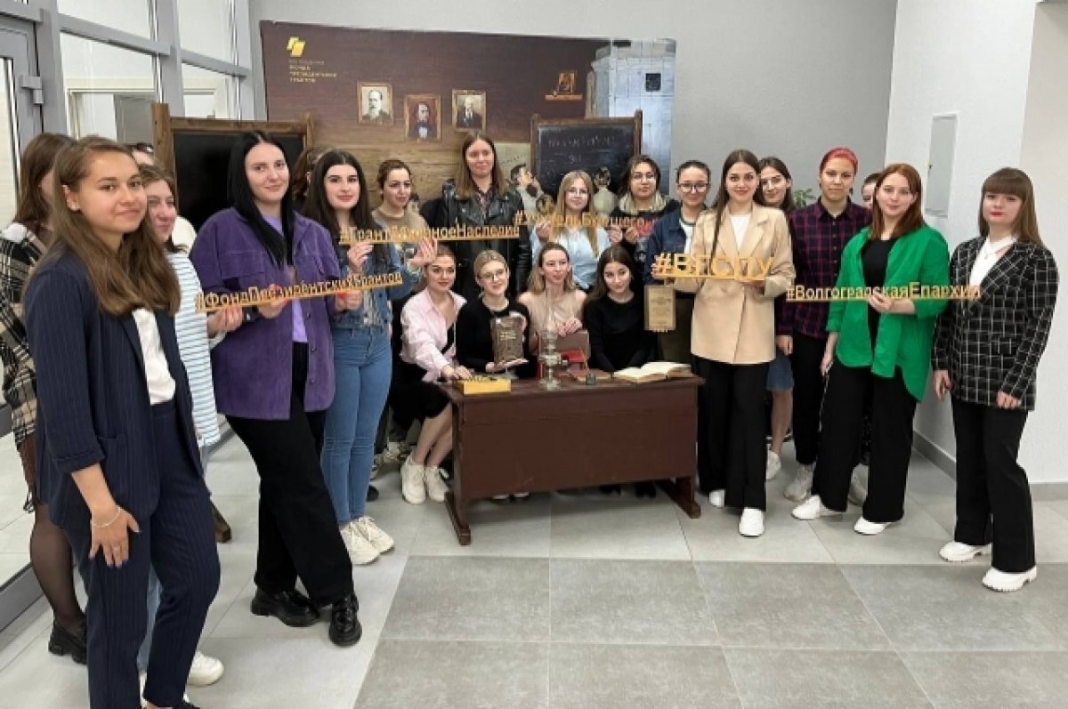    Студенты ВГСПУ позируют на фотозоне.