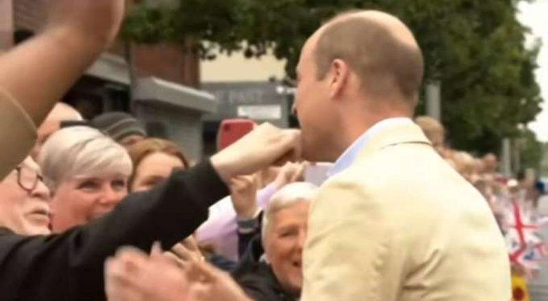 Принц Уильям получил по лицу во время прогулки по Белфасту. Фото Социальные сети. Фотография взята из открытых источников.  📷
