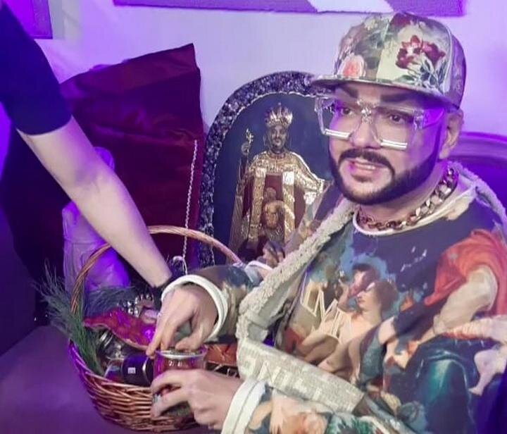     Филипп Киркоров с подарками. / Ульяна Калашникова