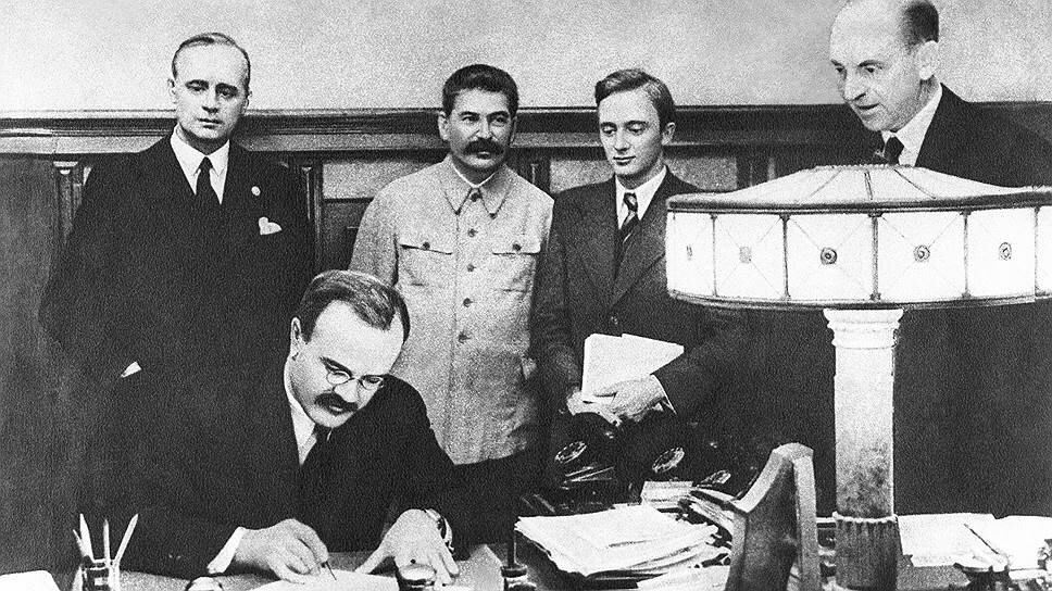 В.М. Молотов подписывает германо-советский договор о ненападении. Стоят (слева направо): Иоахим фон Риббентроп, И.В. Сталин, В.Н. Павлов, Ф. Гаус. 23 августа 1939 года 
Фото: Фотохроника ТАСС