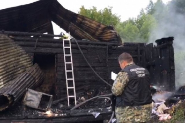    В настоящее время сотрудники правоохранительных служб устанавливают причины пожара и обстоятельства смерти погибших.