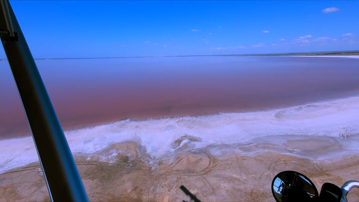 Виды озера с самолета и с земли