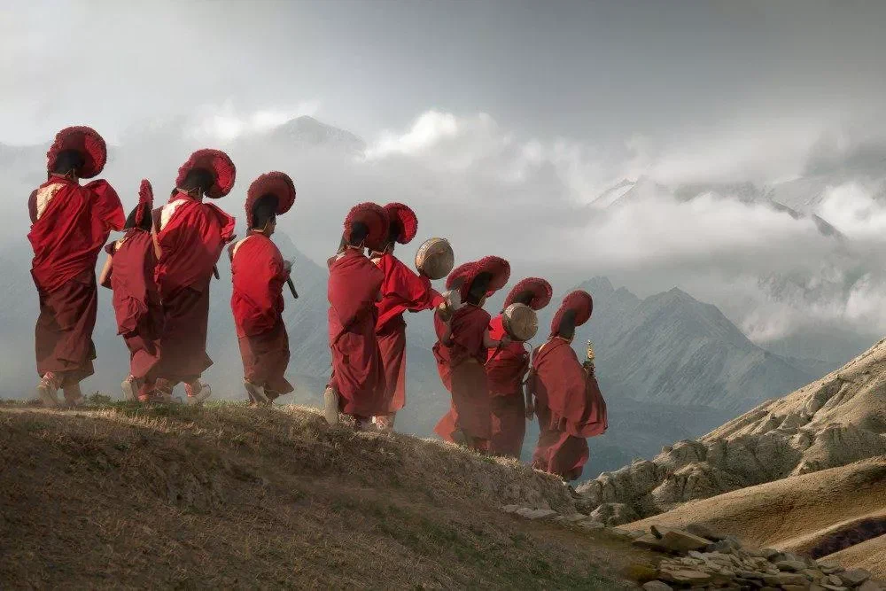 Тибет монахи. Монах в горах Тибета. Гора монах. Тибетцы монахи.