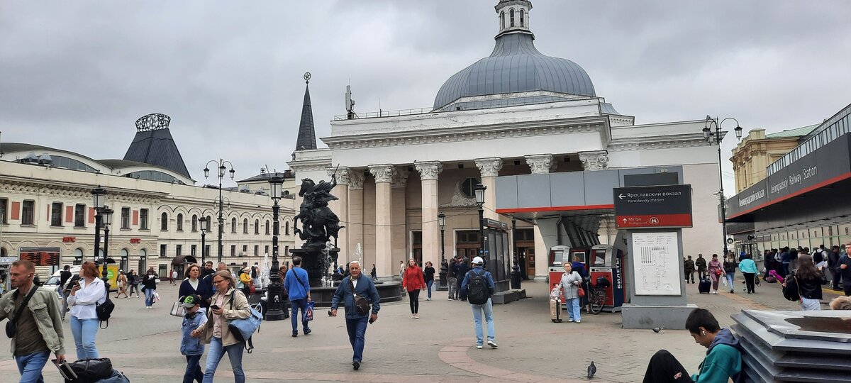 Фонтан на Ленинградском вокзале у выхода из метро. Фото автора.