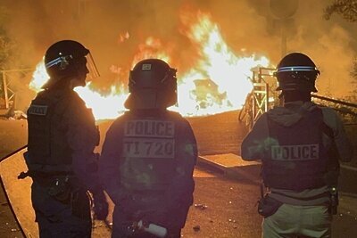    Сотрудники полиции во время беспорядков во французском Нантере. Во Франции вспыхнули беспорядки после того, как во вторник полицейские застрелили 17-летнего подростка во время проверки на дороге в Нантере. ©Евгений Полойко РИА Новости