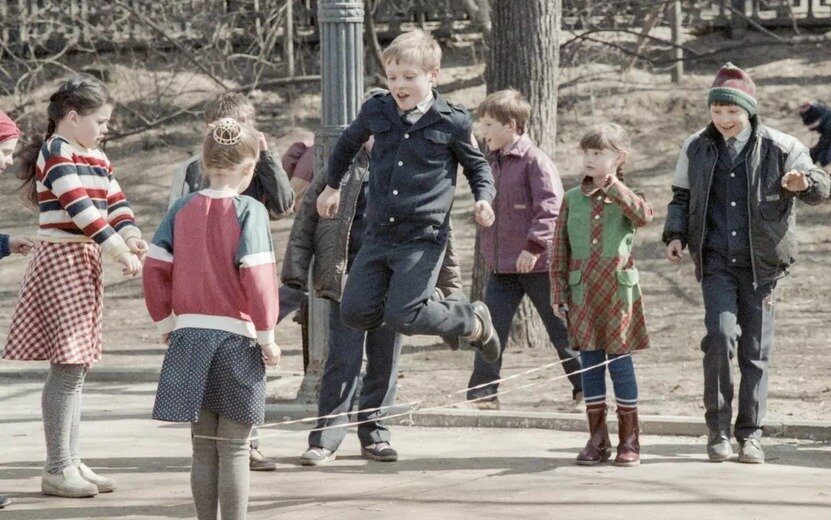    Прыгали «Однеру» и играли в «Квадрат»: как развлекались дети 20, 30 и 40 лет назад