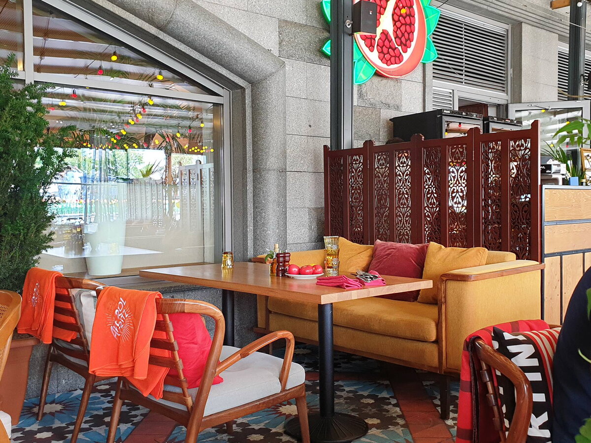 Плюх в кресло или на диван