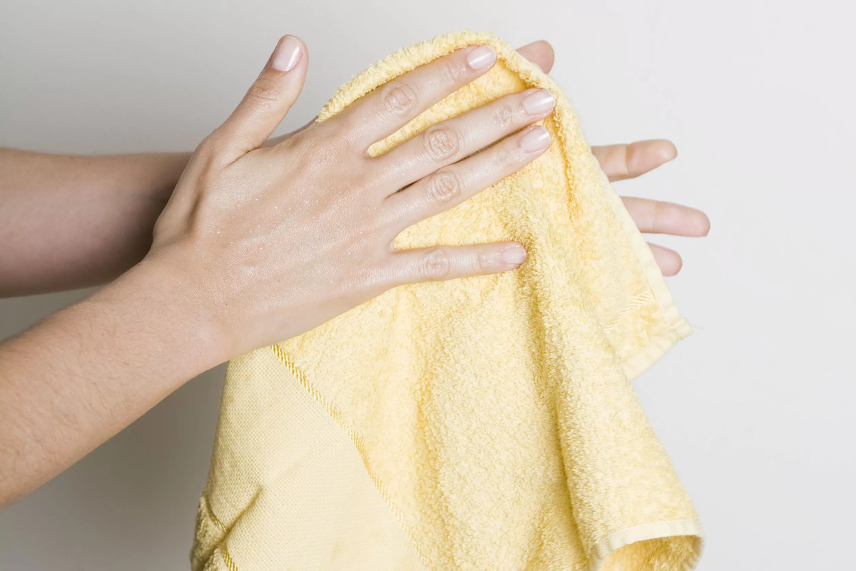 Полотенце для рук. Вытирает руки. Вытирание рук полотенцем. Рука с тряпкой. Приложил полотенце