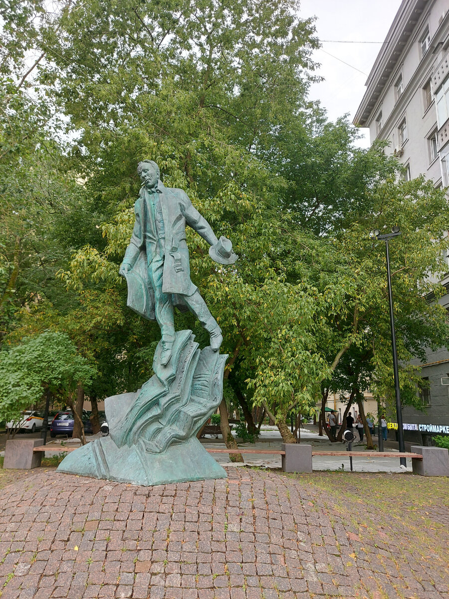 Памятник М.А. Булгакову на Большой Пироговской улице