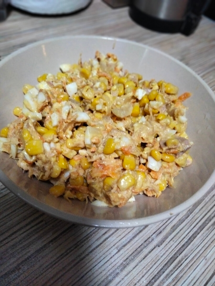 Салат с рыбными консервами и кукурузой