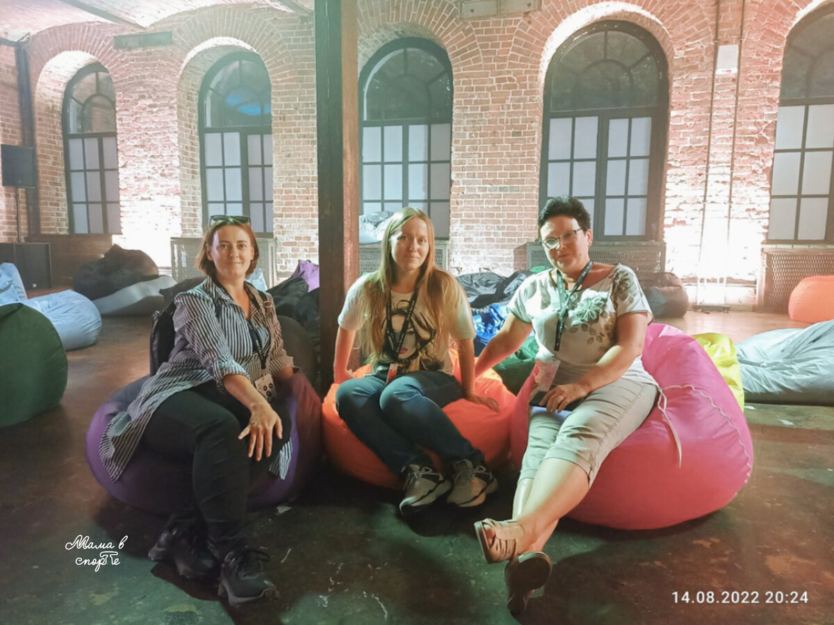 Анна – автор каналов "Записки на коленке" и "Будни безработной блогерши"; Любовь – автор канала "Мама в спорте"; Надежда – автор канала "Надюшка-путешественница".