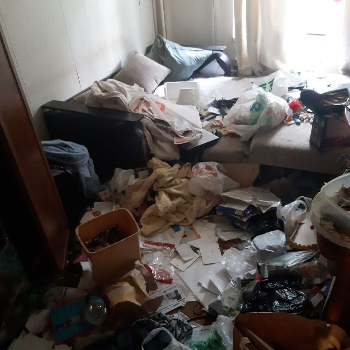 Где-то среди мусора сидит 14-летняя британка, хозяйка умерла. Нужен дом ...