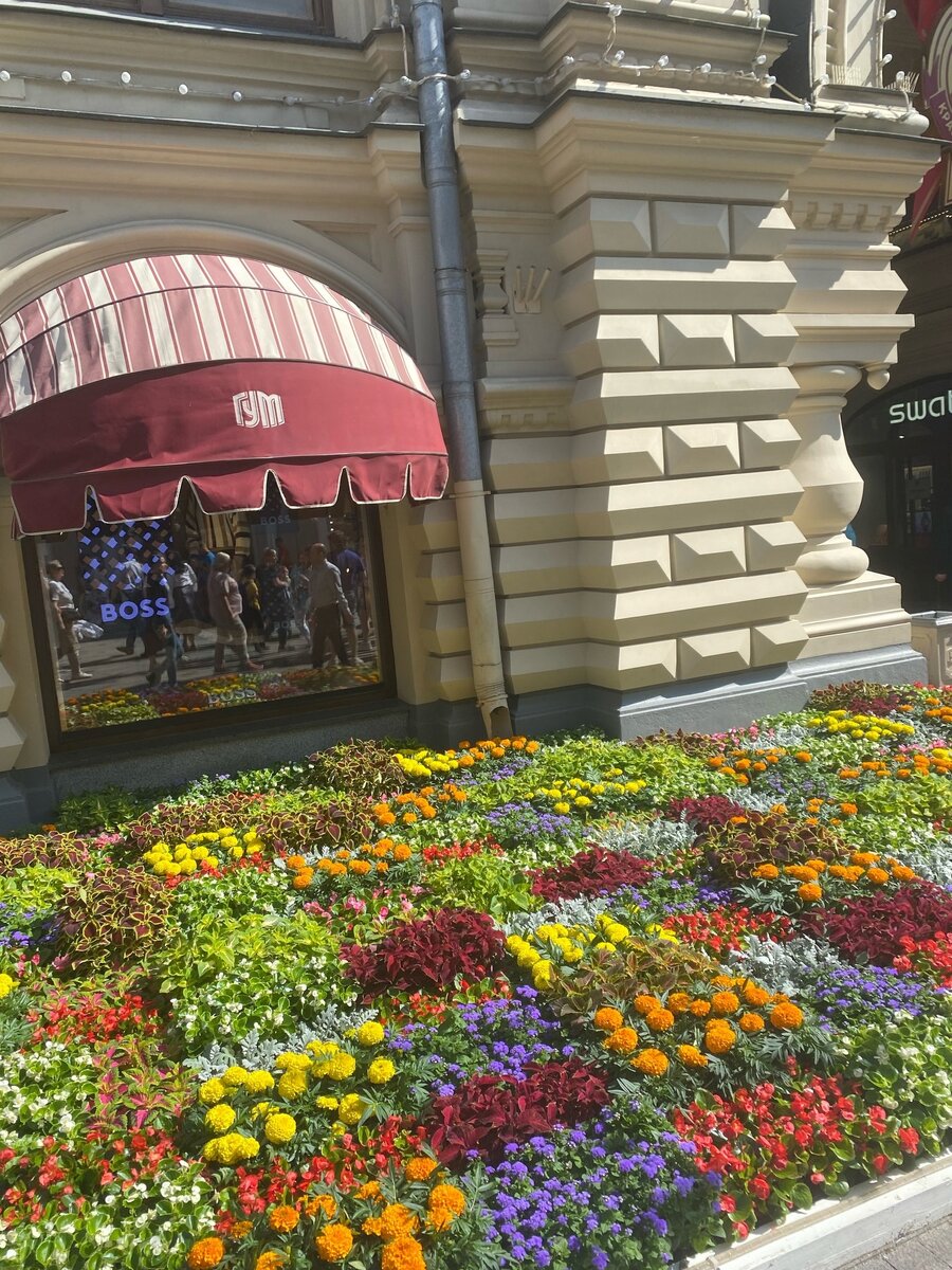 перед самим ГУМом высажены разные цветы