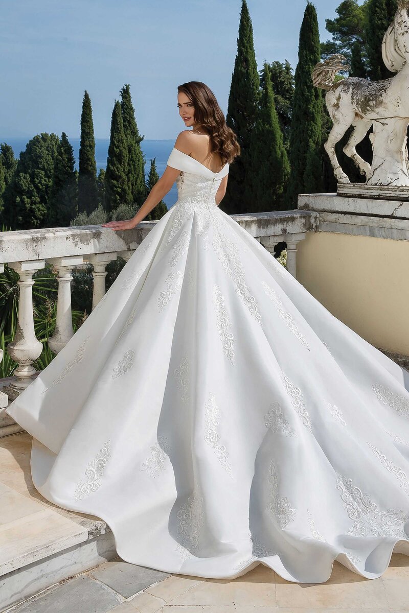 Красивые и практичные свадебные платья для полных невест
