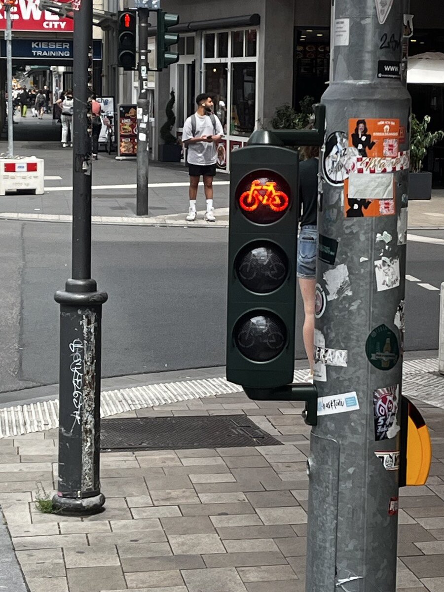 Велосипеды больше приближены к автомобилям в плане поведения на дороге. Но бывают спец-случаи, когда есть три набора светофоров. Главное не рвануть случайно на светофор для пешеходов...