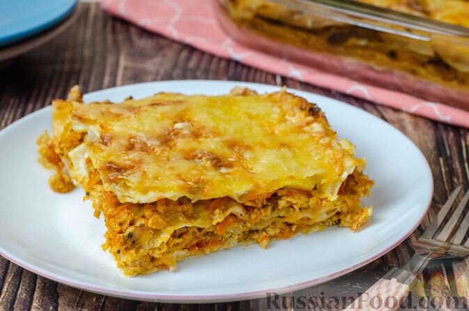 лаваш, фарш куриный, лук репчатый, морковь, сметана, томат-паста, сыр твёрдый, базилик, зира, паприка молотая, соль, перец чёрный молотый, масло растительное