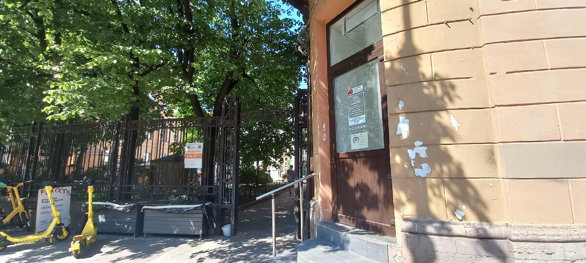 Так выглядит вход во двор (дом справа Кирочная 8А, так проще найти)