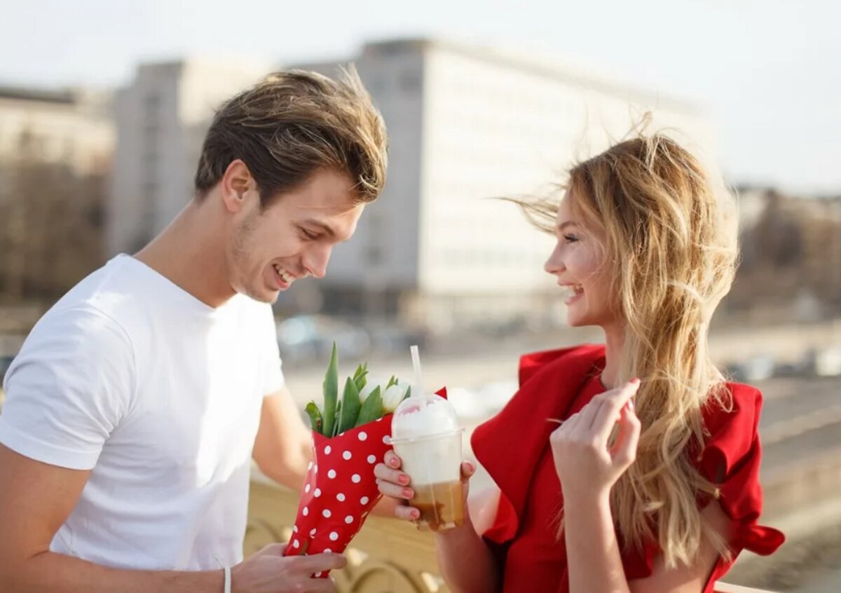 Мужчина и женщина в кафе. Любишь избегать встреч. Свидание. Любишь избегать встреч. Сложные отношения.