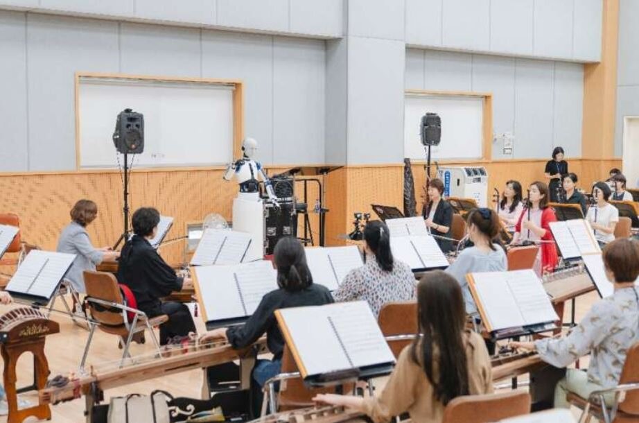 Канал - ФУТУРИЗМ - На заре новой эры: Android-робот EveR-6 дирижирует корейским оркестром на музыкальном фестивале.