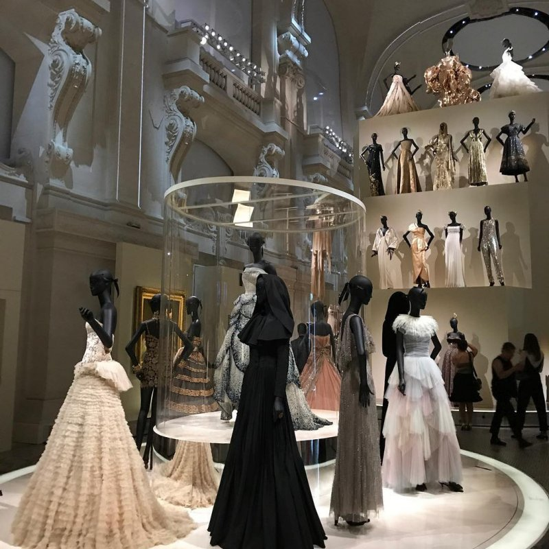 Dior paris. Музей Кристиан диор Париж. Дом моды Кристиан диор. Кристиан диор модный дом в Париже. Музей Кристиана Диора в Париже.