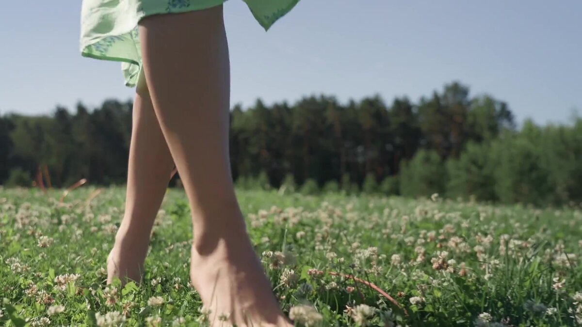Вы помните, как в детстве ходили босиком по мокрой траве? Как приятна утренняя роса, освежающая босые подошвы? Как свежескошенные травинки щекочут пятки?
