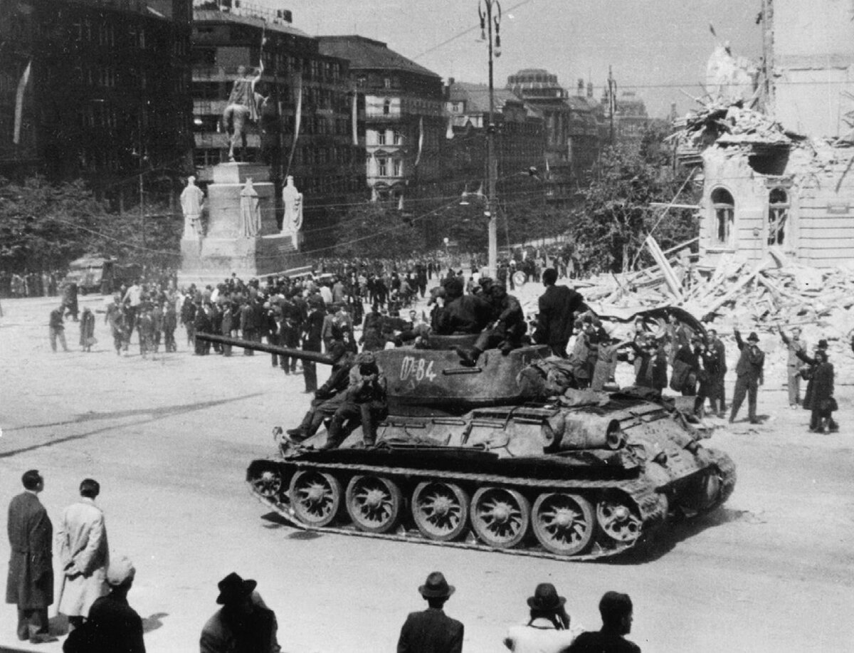 Советский танк Т-34-85 на Вацлавской площади в Праге, май 1945 года