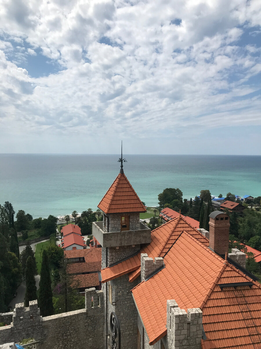 Замок принца Ольденбургского в Гагре. Фото из личного архива.