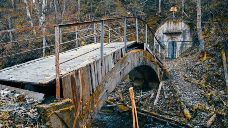 Пеший поход по Уюновской тропе – это прекрасная возможность познакомиться с удивительной природой, увидеть воочию прекрасные вершины гор Сусунайского хребта, увидеть входы в катакомбы, заброшенные бункеры, разрушенные мосты