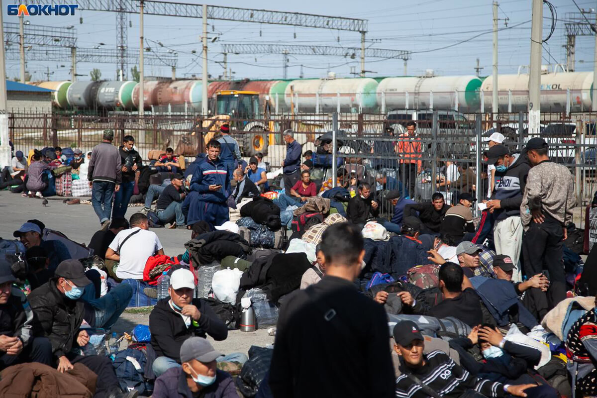 Происшествия в россии мигрантов сегодня. Мигранты на вокзале. Узбекские мигранты. Мигранты Россия вокзал. Трудовые мигранты.