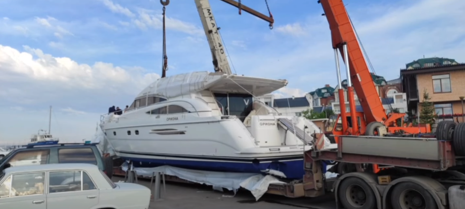 Погрузка яхты на трал. Днище защищено специальной защитной плёнкой.