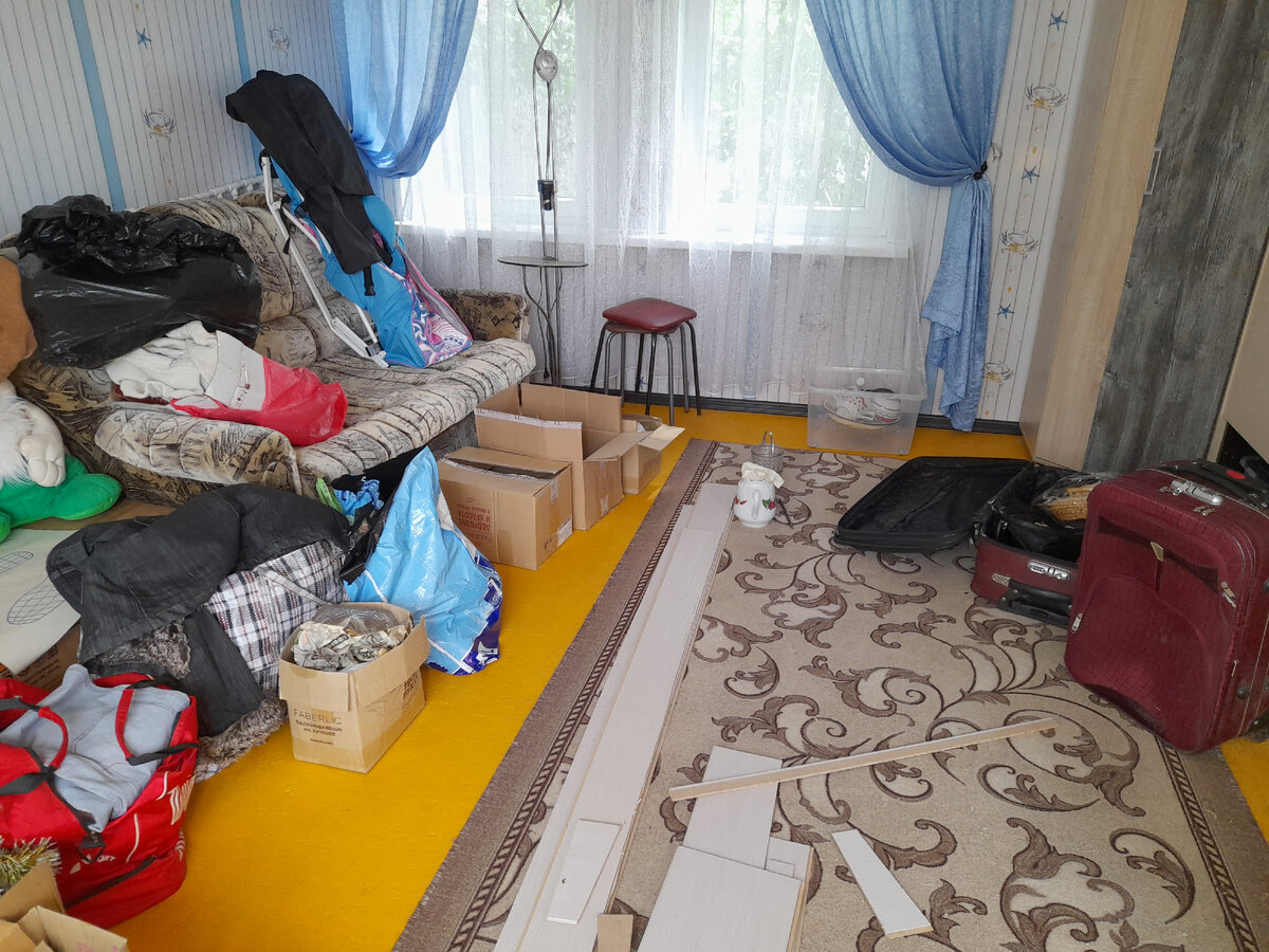 Только недавно радовалась, что наконец вынесли  и продали оттуда кровать!