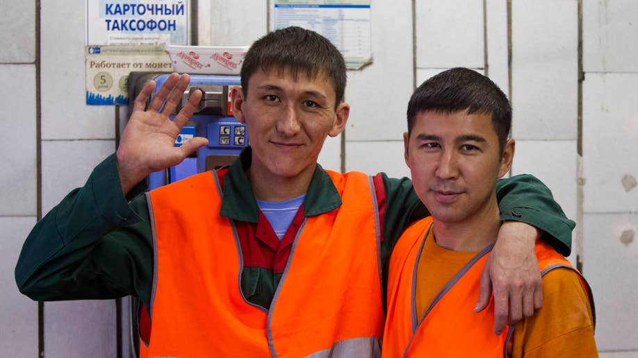 Дай рабочий. Таджик и узбек. Таджики на складе. Таджики гастарбайтеры. Два таджика