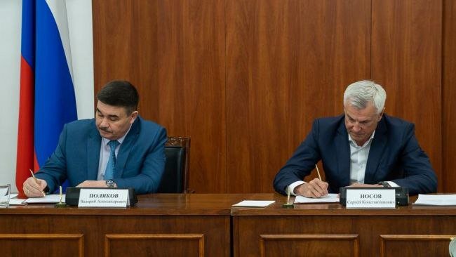 Фото: правительство Магаданской области. Глава региона Сергей Носов и гендиректор Сусуманзолото» Валерий Поляков подписали соглашение о социально-экономическом развитии Сусуманского округа