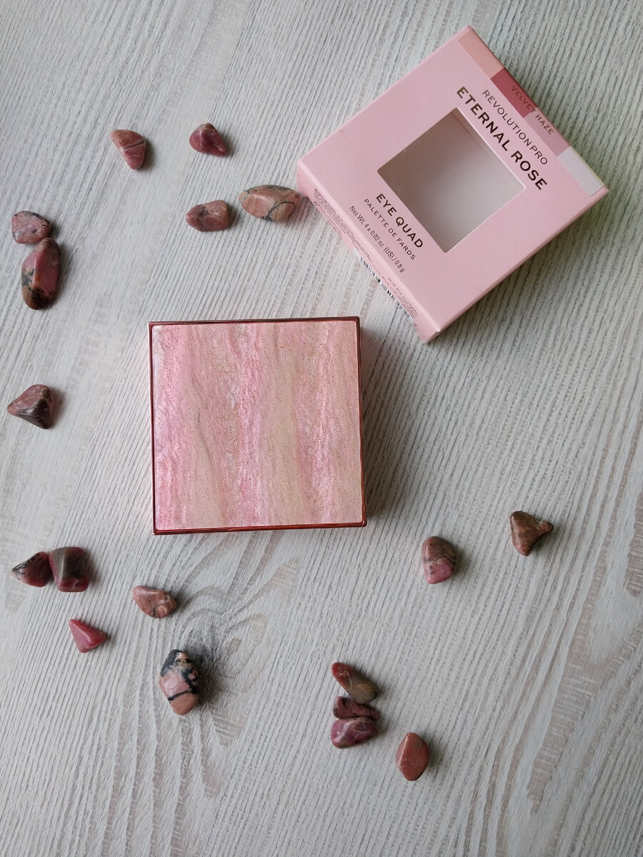 REVOLUTION PRO Eternal Rose в оттенке Velvet Haze.