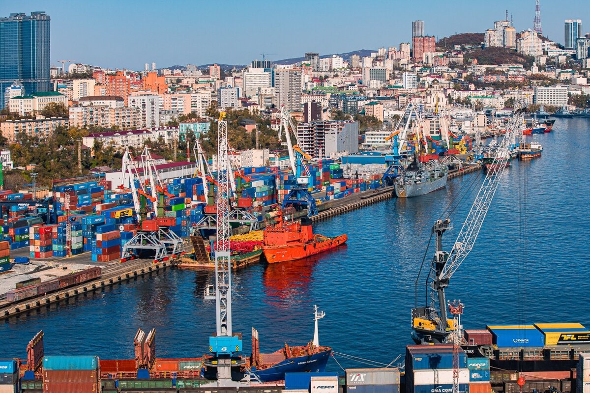 Владивосток является крупнейшим городом. Морской порт Владивосток. Владивостокский торговый порт. ВМТП Владивосток. Порт Владивосток 2024.