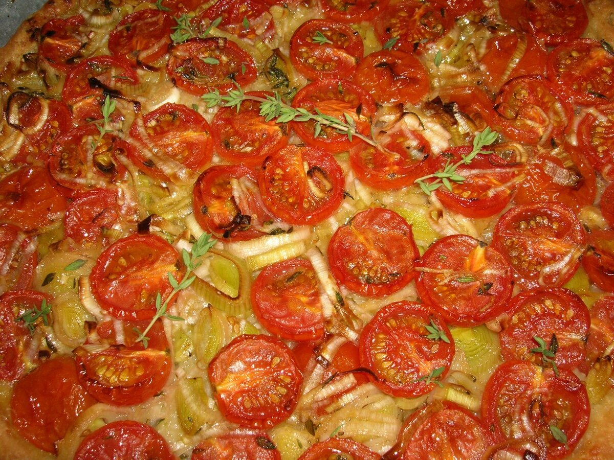 Нарядный закусочный пирог, так и просится на стол!
