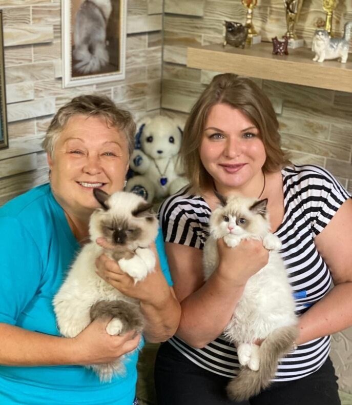 Я в полосатой майке, Тамара- в голубой. Каждый с новыми кошечками)