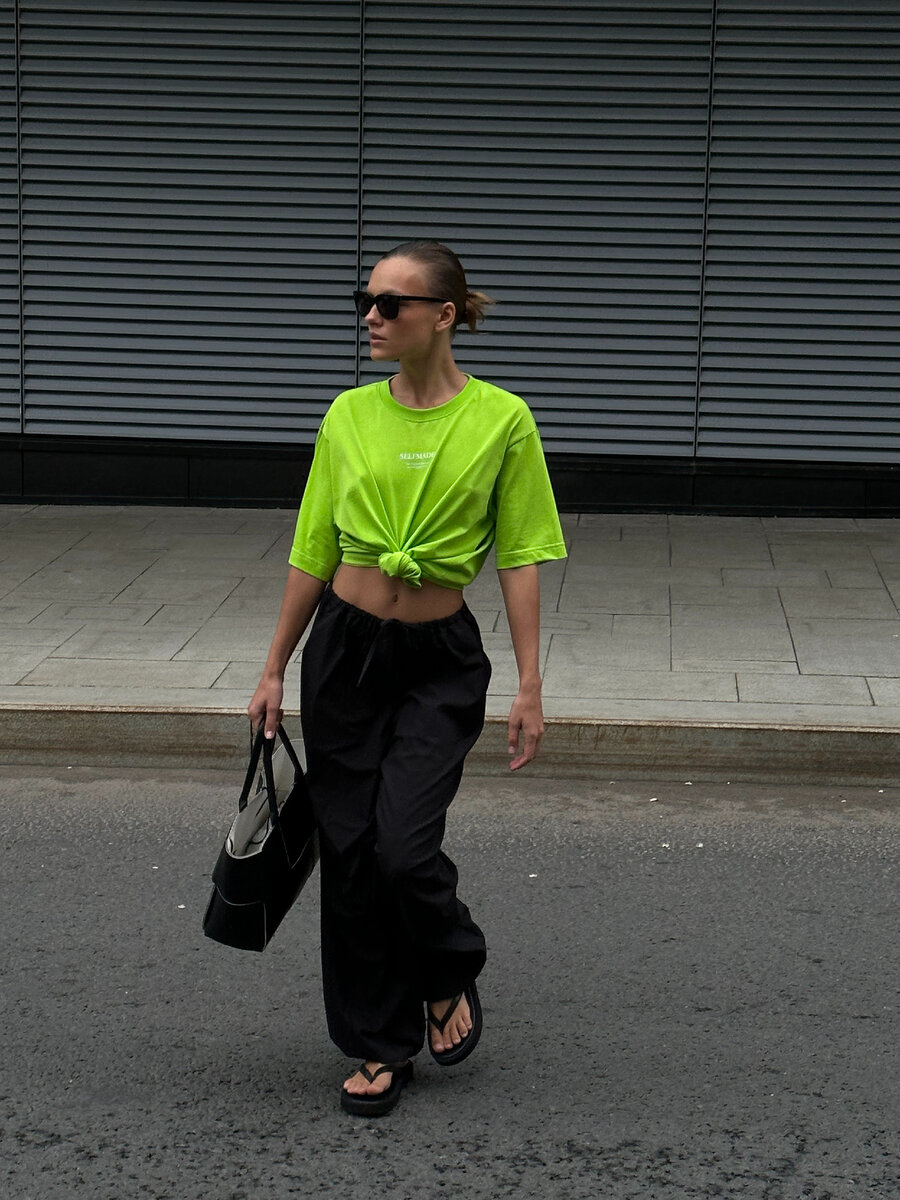 Модницы 2023. Мода 2023 женская одежда лето. Модницы 2023. Прогулка по парижу уличная мода 2021. Красивые женственные образы.