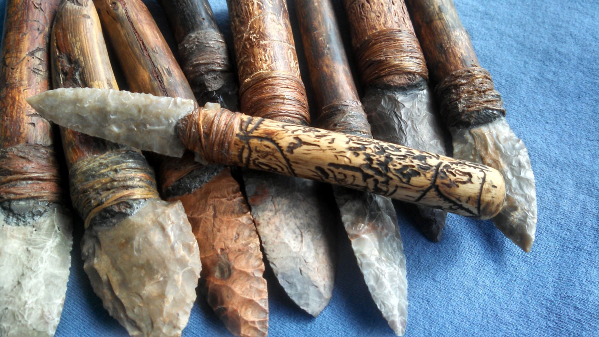 Первобытные каменные ножи. Древние каменные ножи. Каменные ножи первобытных людей. Древний каменный нож.