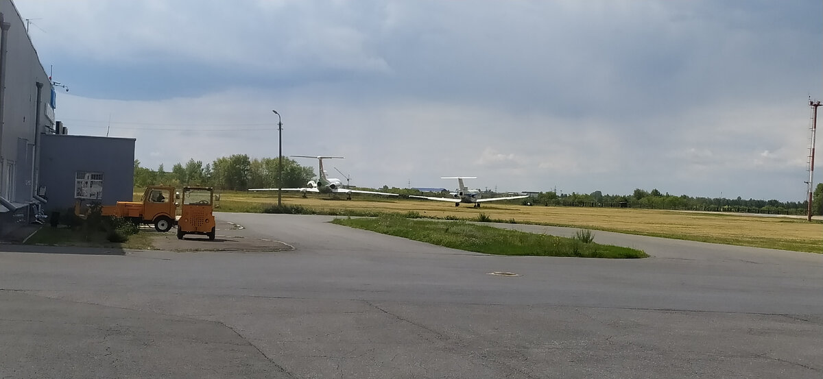 Интересно: кто на задворках жизни: я или самолёты? Фото из личного архива автора (С), 2023 г.
