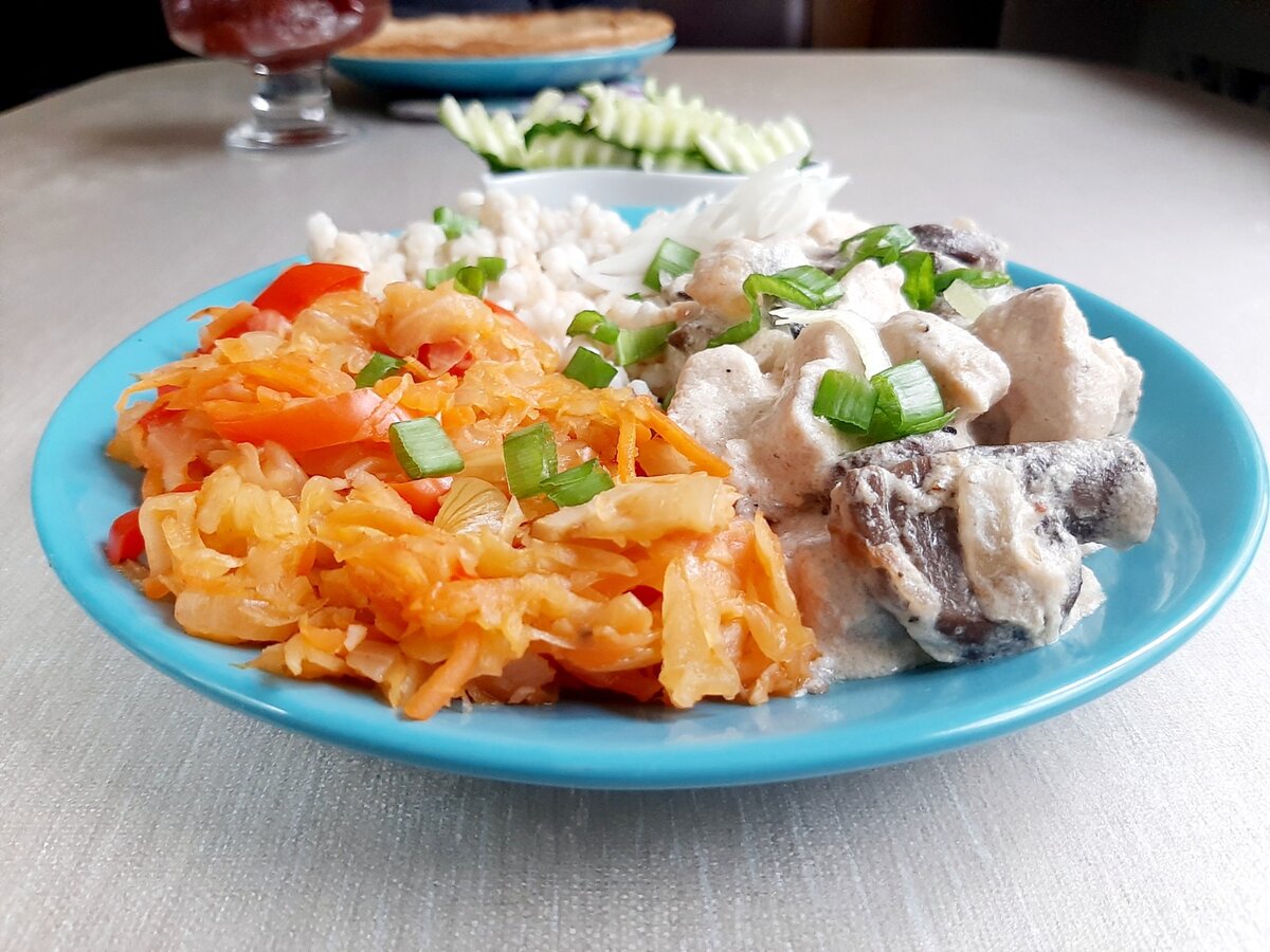 Пример полезной тарелки от Валентины: овощи, сложные углеводы, белок, немного правильных жиров. 