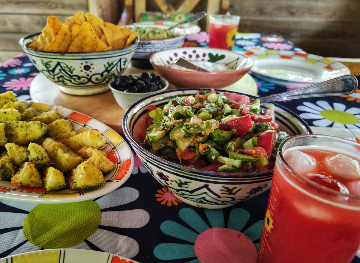 Наш праздничный стол накрыт в беседке. В качестве романтической составляющей - спирали от комаров. Сегодня комаров прям особенно много, как по заказу 😬