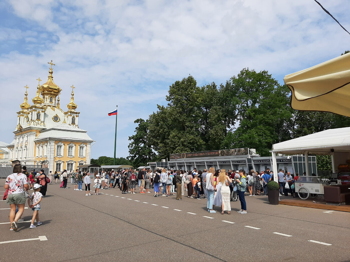 Сколько людей посещают петергоф. Петергоф экскурсии. Петергоф фонтаны. Петергоф фонтаны 2022. Фонтаны в Петергофе открытие 2014.