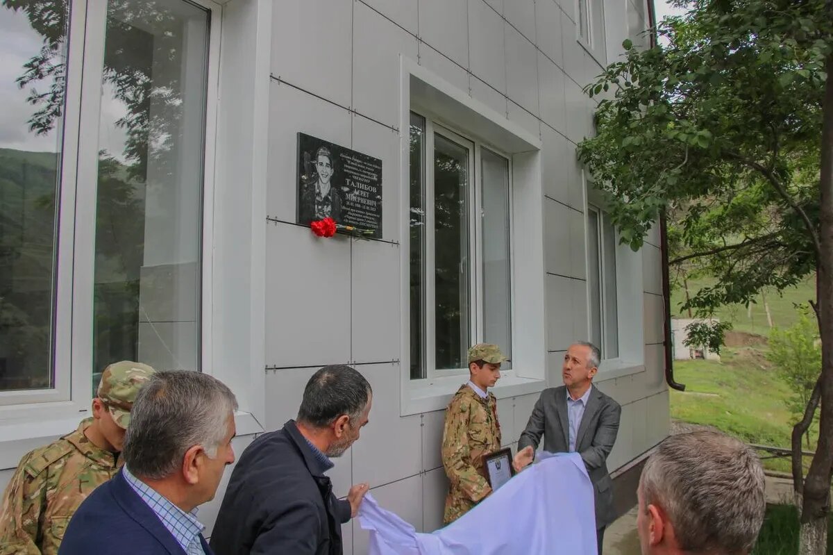 Мемориальная доска в честь Асрета Талибова. Фото: Пресс-служба Ахтынского района/telegram