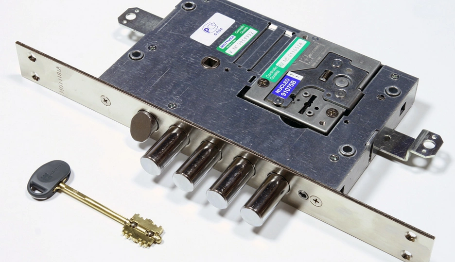 "Двери и безопасность: как обезопасить ваш дом"