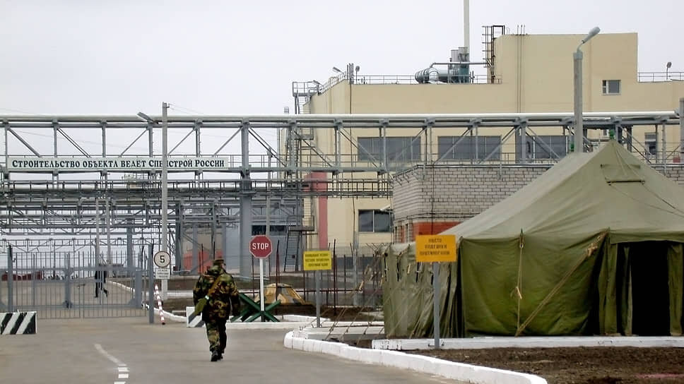 Планы ликвидации российского химоружия менялись не раз, и в итоге было решено: уничтожаться оно должно там, где хранилось долгие годы (на фото: завод в поселке Горный Саратовской области)