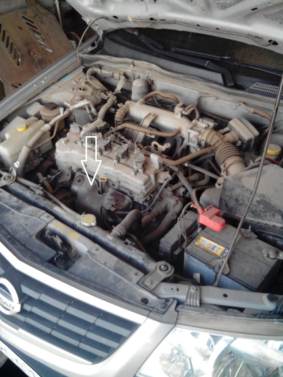 Стрелкой указано расположение катализатора в моторном отсеке