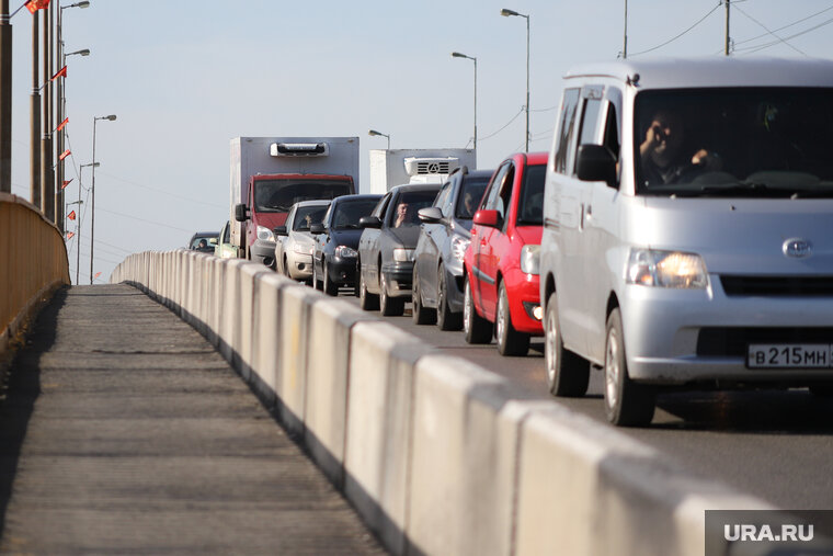    Движение по Крымскому мосту приостановлено в обе стороны, пишет Mash